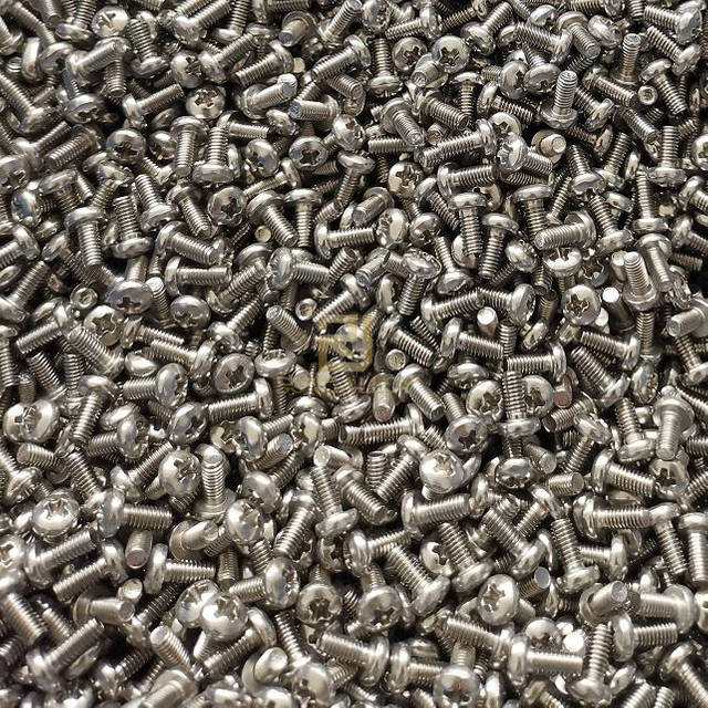 Tornillo de cabeza de sartén empotrada cruzada